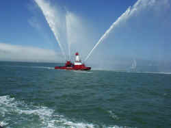 09P9030003_fireboat.jpg (57302 bytes)